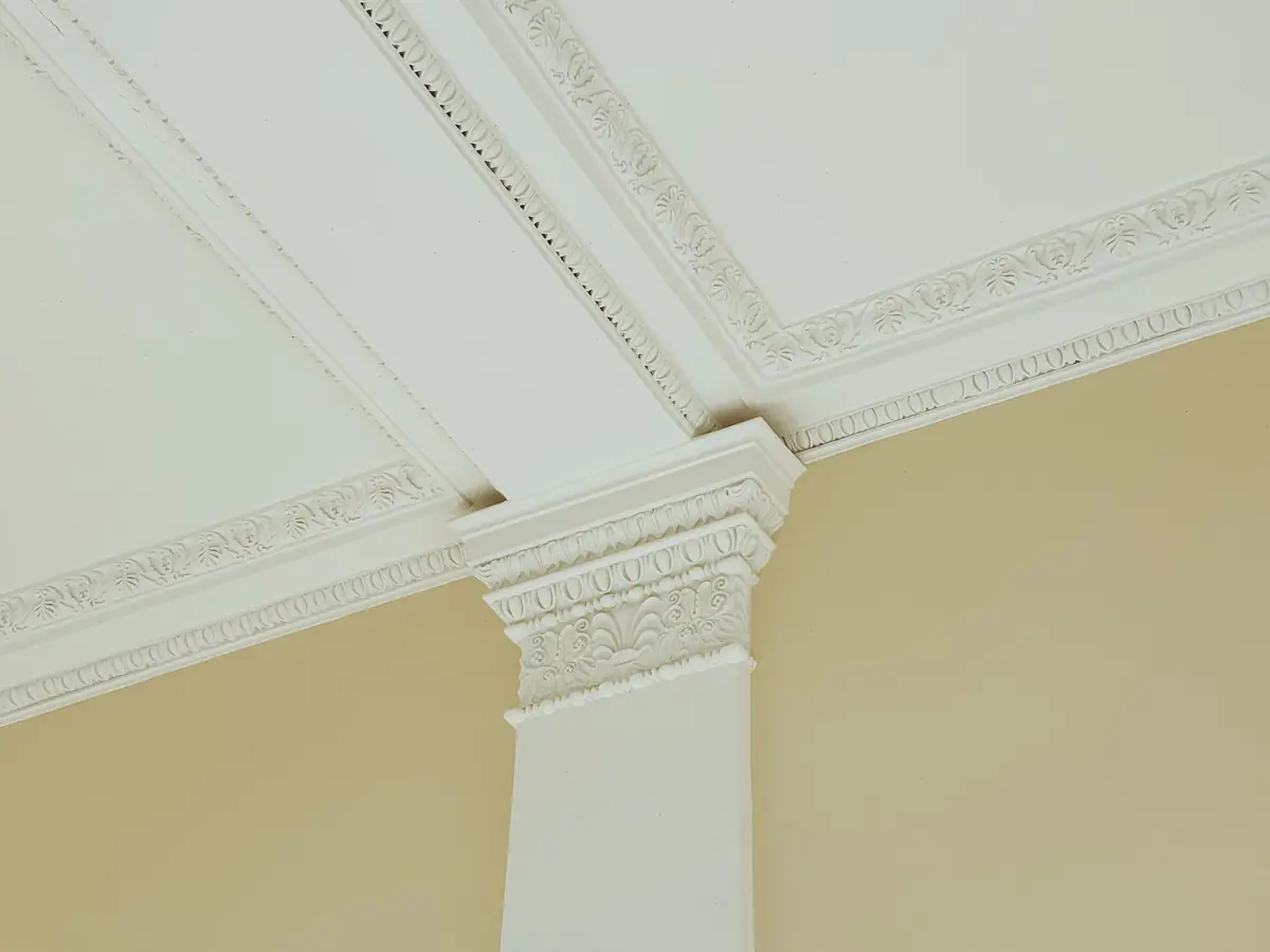 Plain run of coving where a white wall meets the ceiling