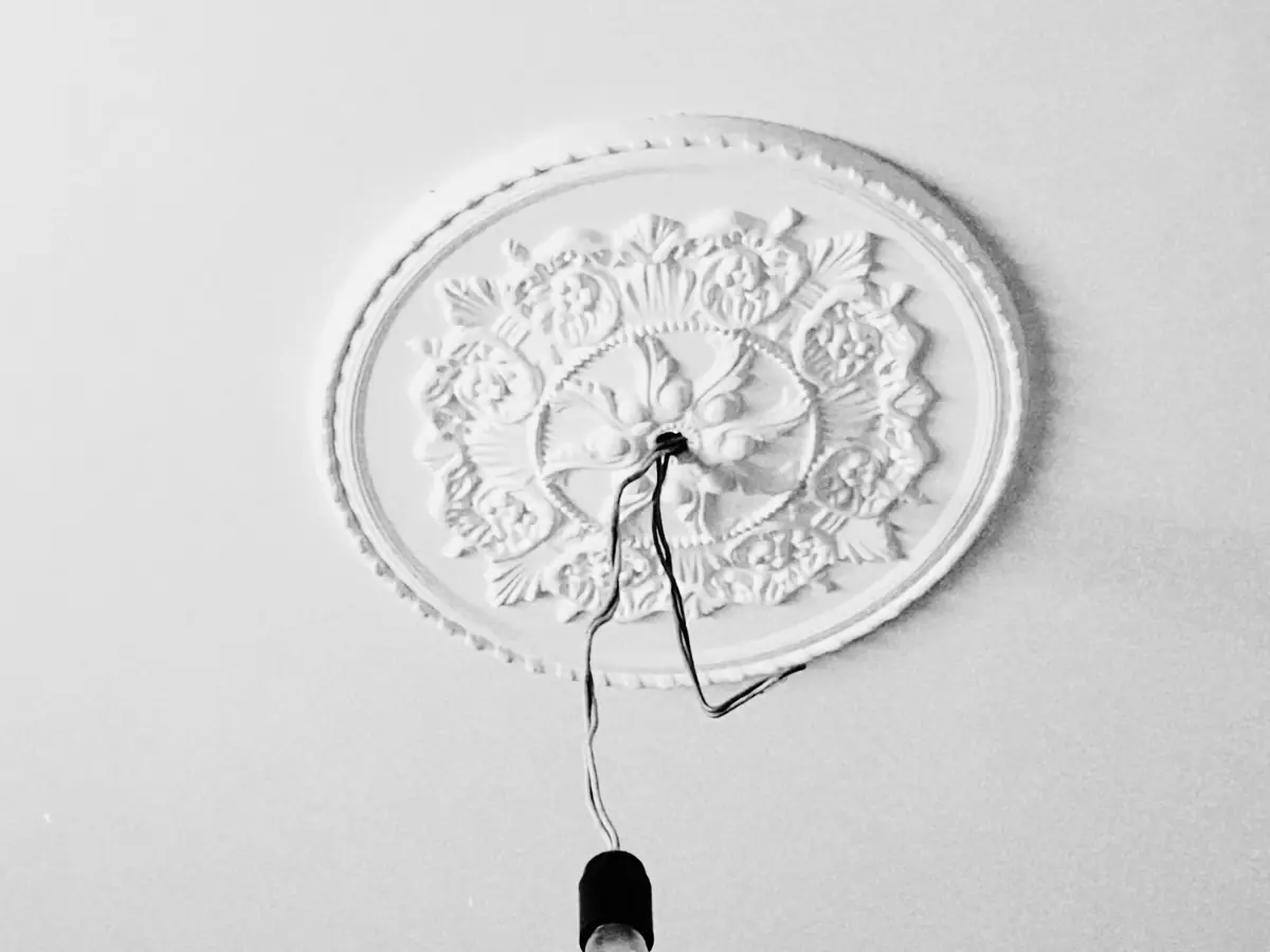 Finished ceiling rose with pendant