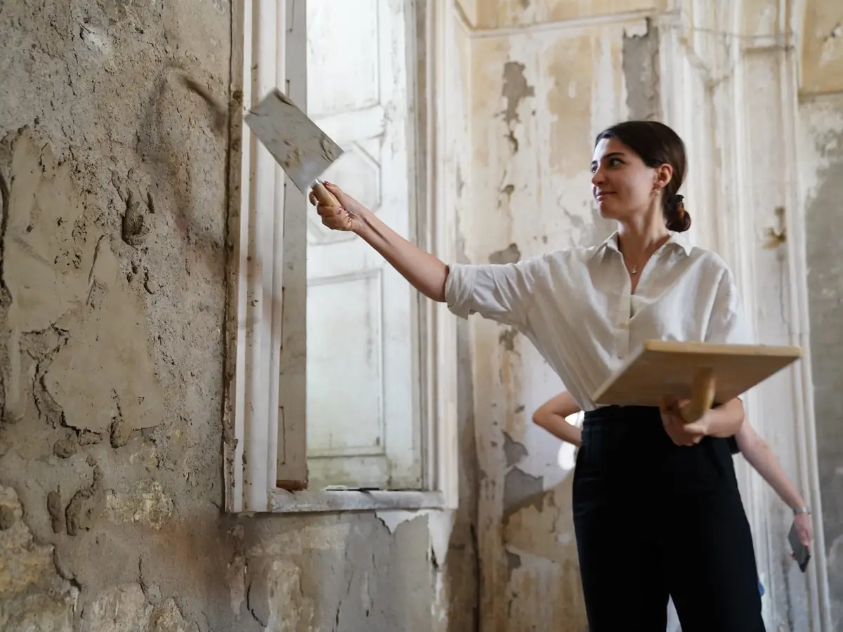 Restoring an old wall by hand