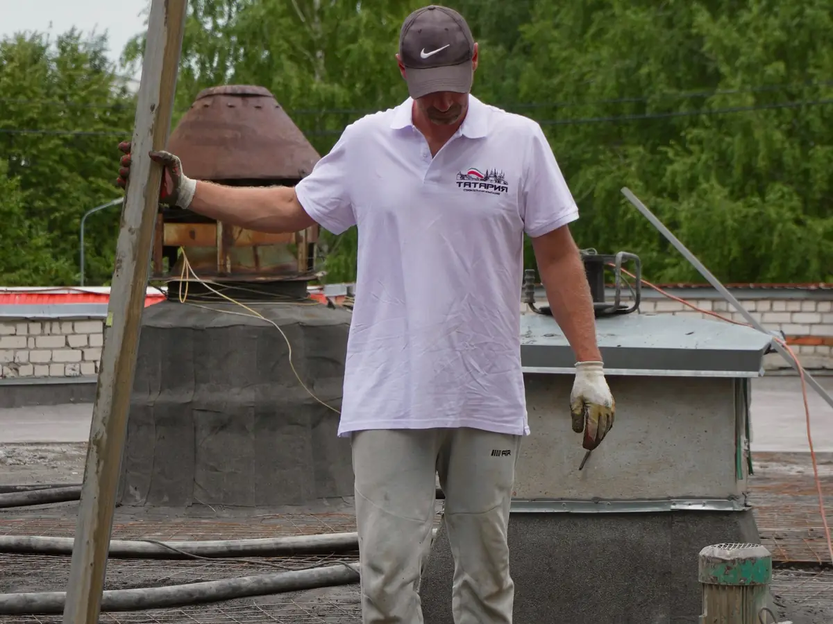 Levelling a fresh screed with a straight edge